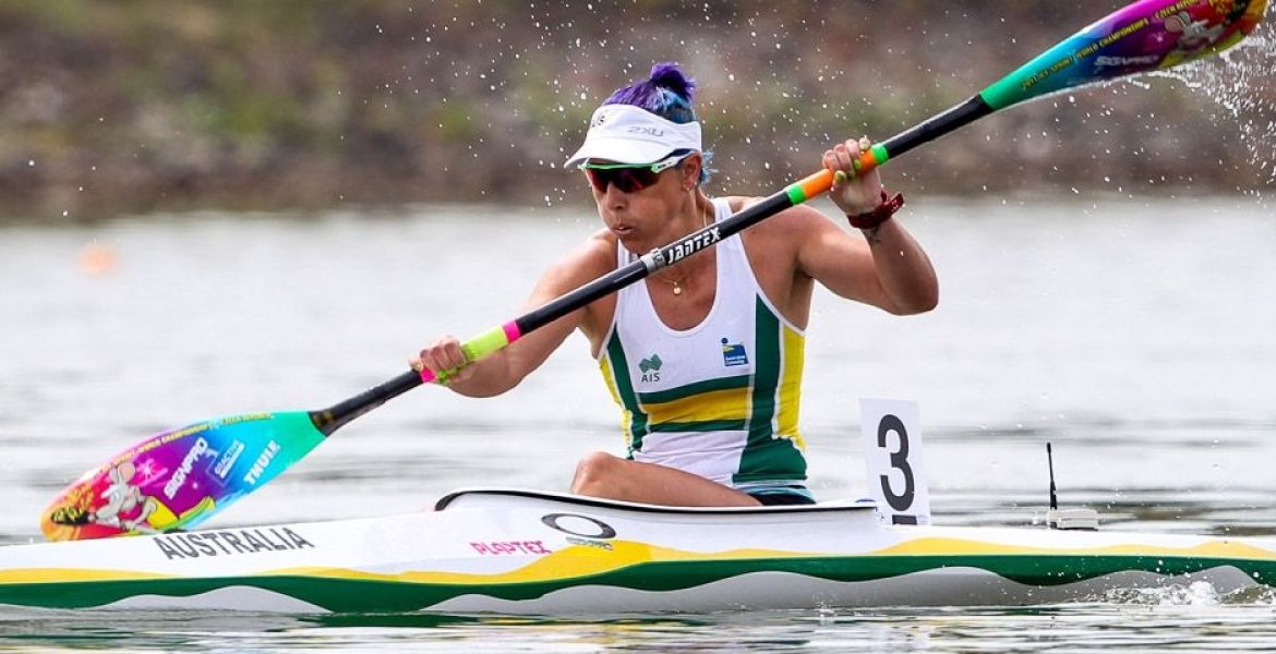 Reynolds defends her crown hero image